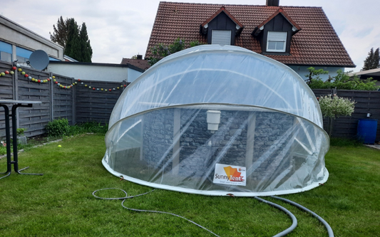 Zwembadtent in tuin met warmtepomp - SunnyTent